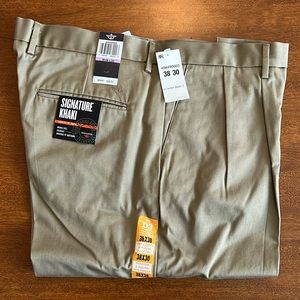 Dockers Signature Khaki Classic Fit D3 Pleated, 38x30